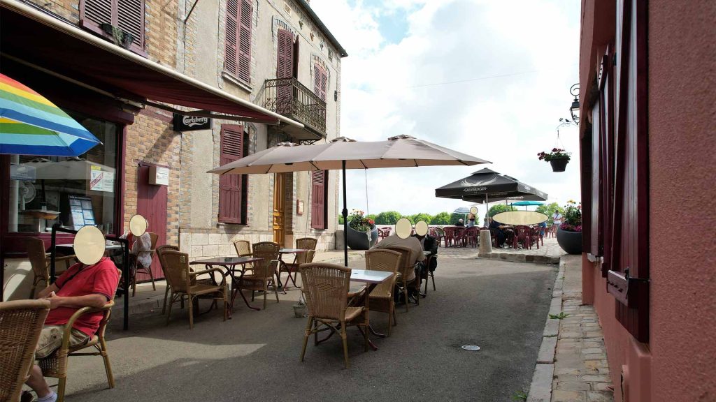 La terrasse du restaurant baraka à pont sur Yonne