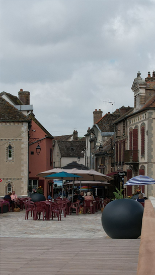 La terrasse du restaurant baraka sur le Vieux-Pont de "pont sur Yonne"